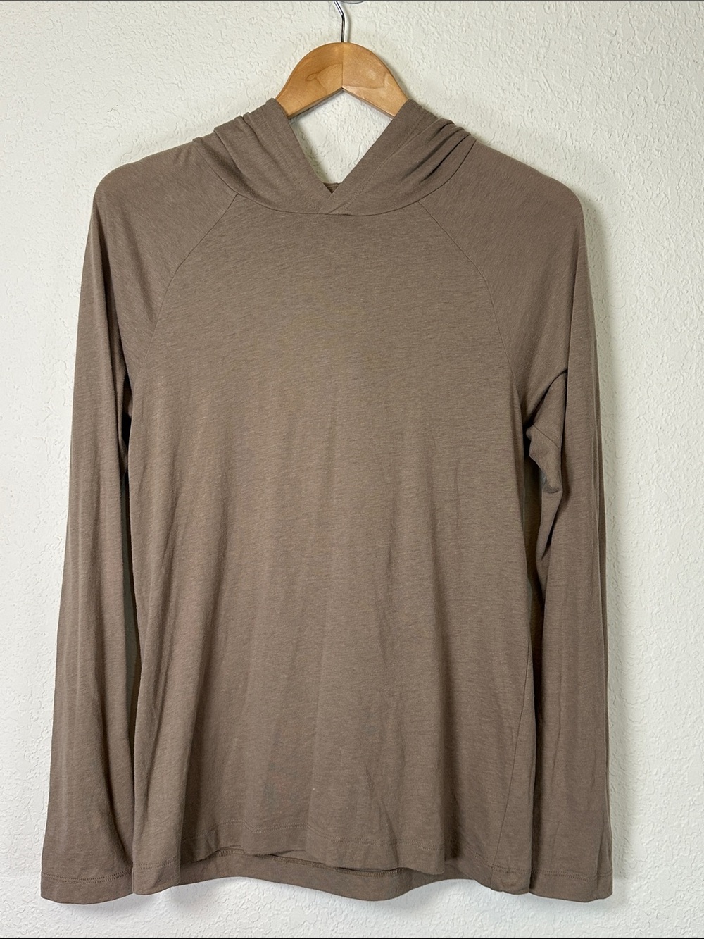 ALO Yoga Lightweight Hooded Top in Taupe